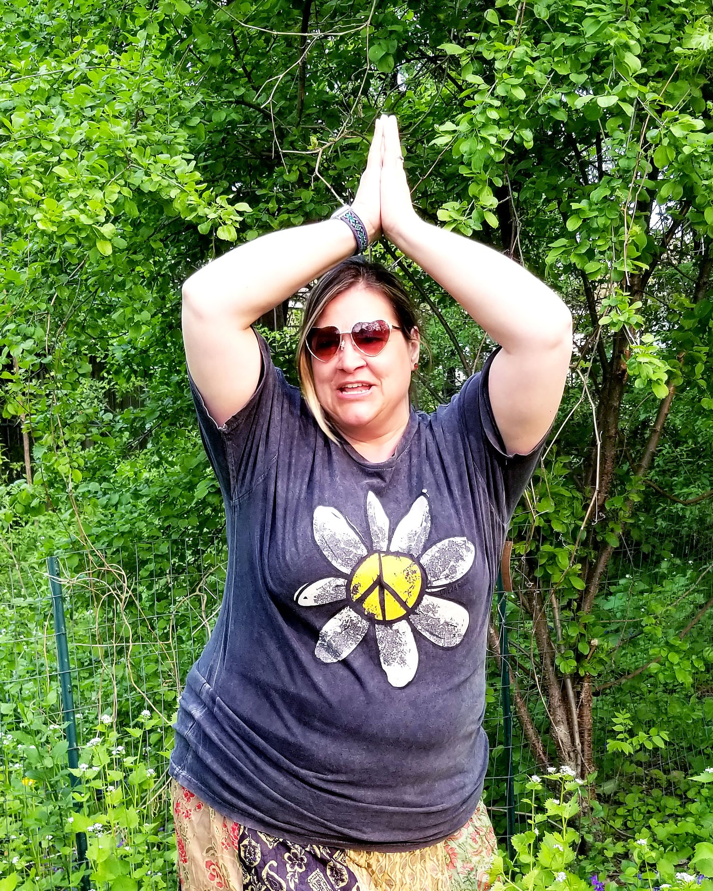 vintage look daisy tee shirt at the boho hippie hut