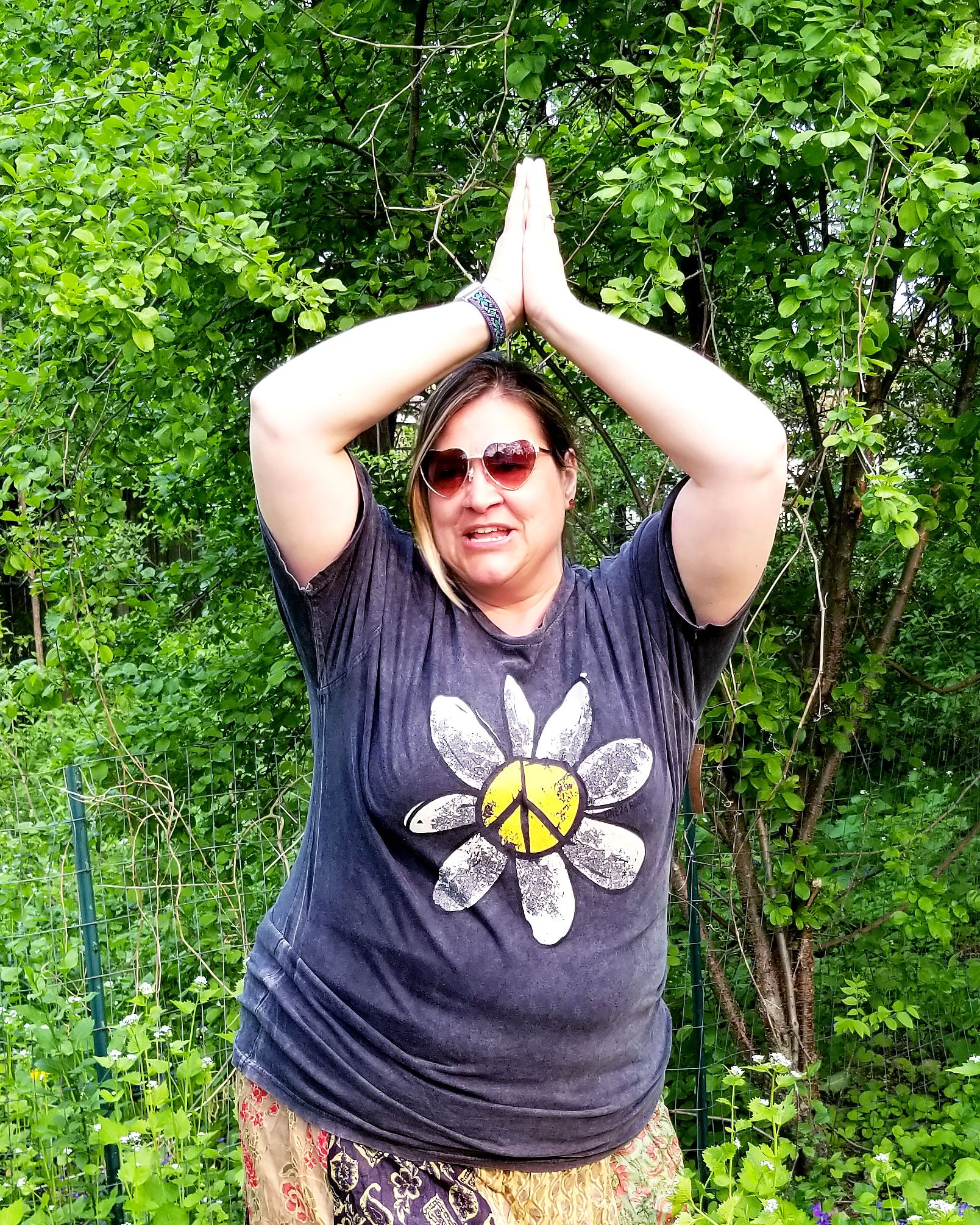 vintage look daisy tee shirt at the boho hippie hut